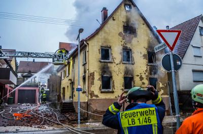 Ludwigsburg-Neckarweihingen: Gebaeude brennt vollstaendig aus 